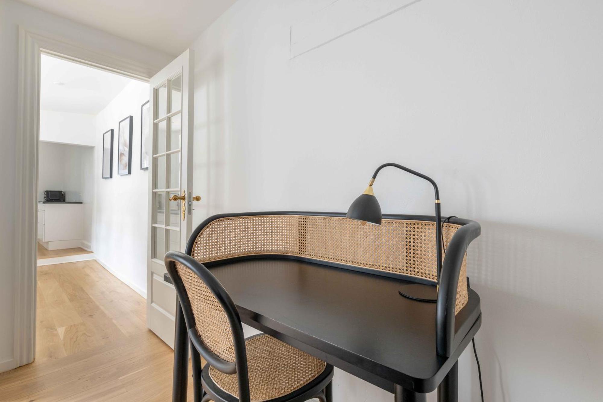 Stylish Flat On Lively Street In Downtown *