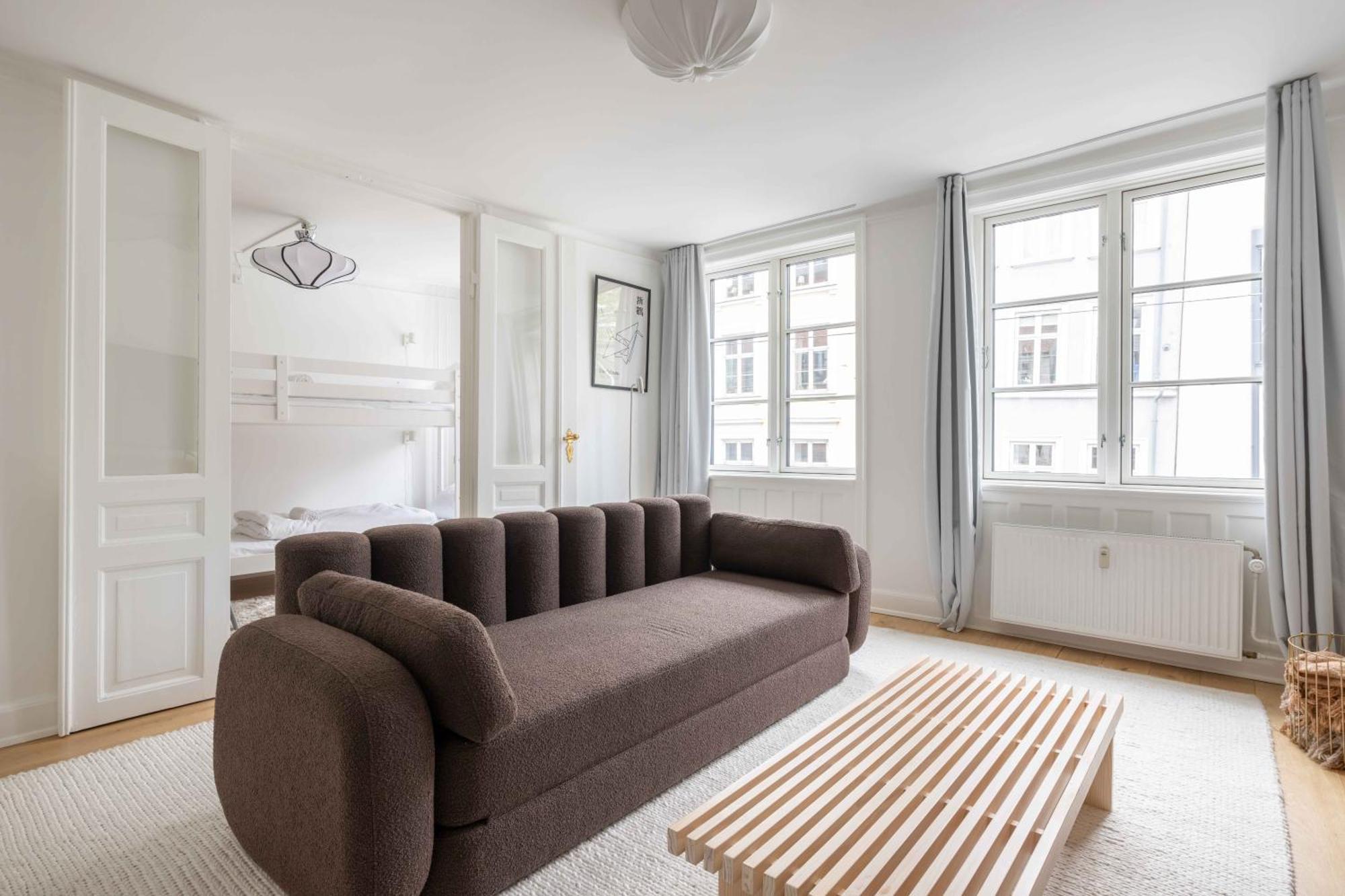Stylish Flat On Lively Street In Downtown Apartment *