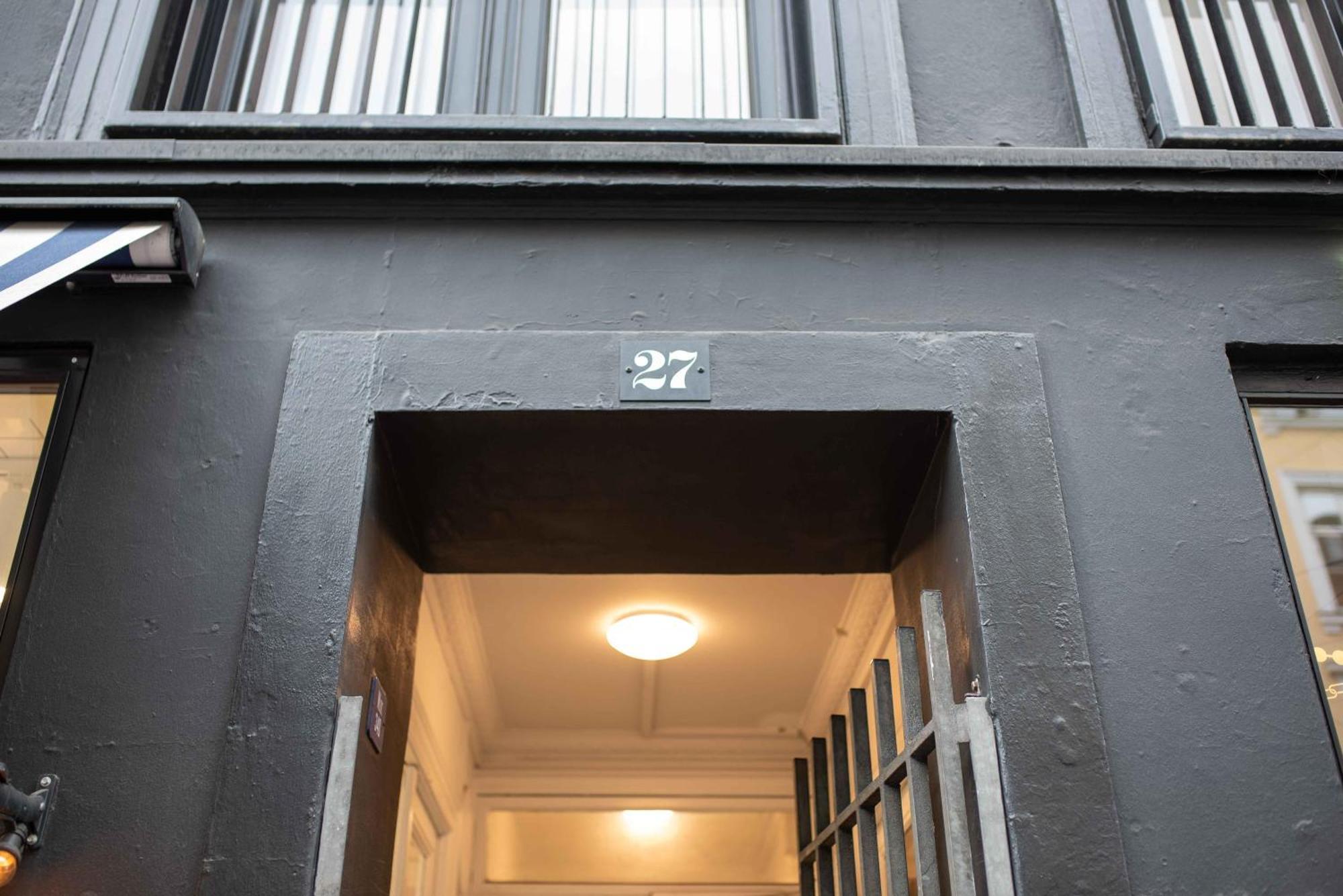 Stylish Flat On Lively Street In Downtown Apartment