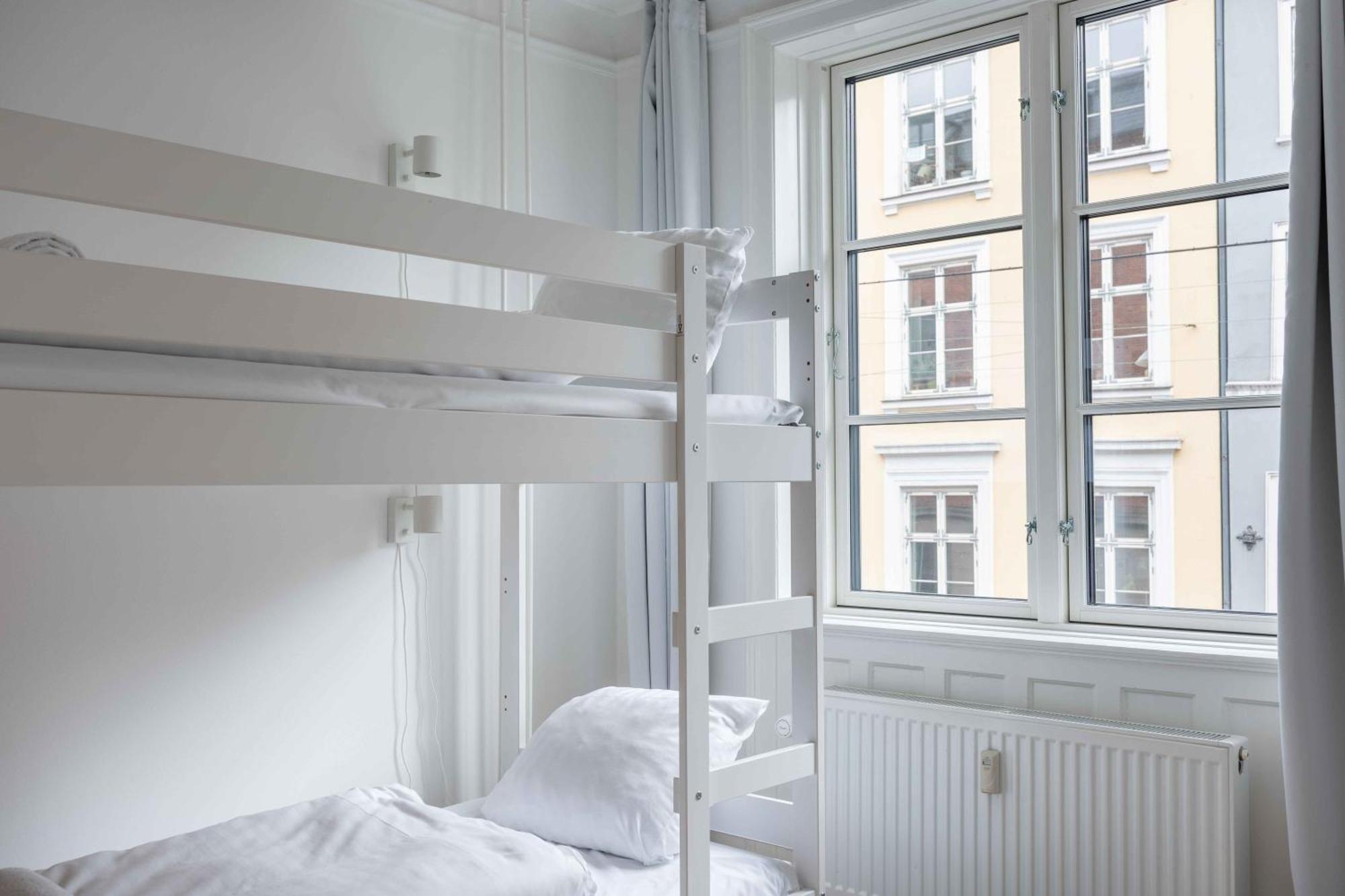 Stylish Flat On Lively Street In Downtown Apartment *