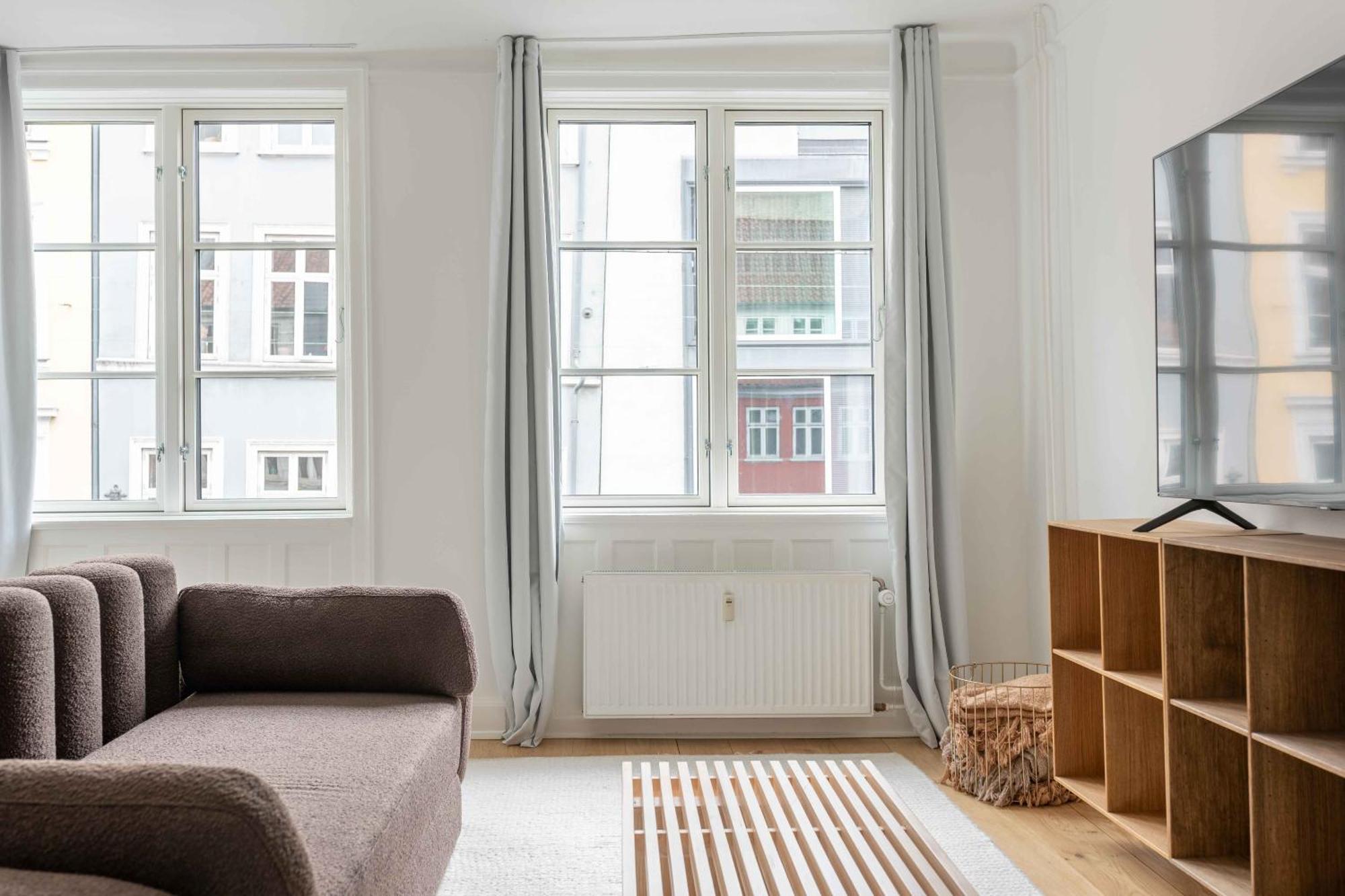 Stylish Flat On Lively Street In Downtown *